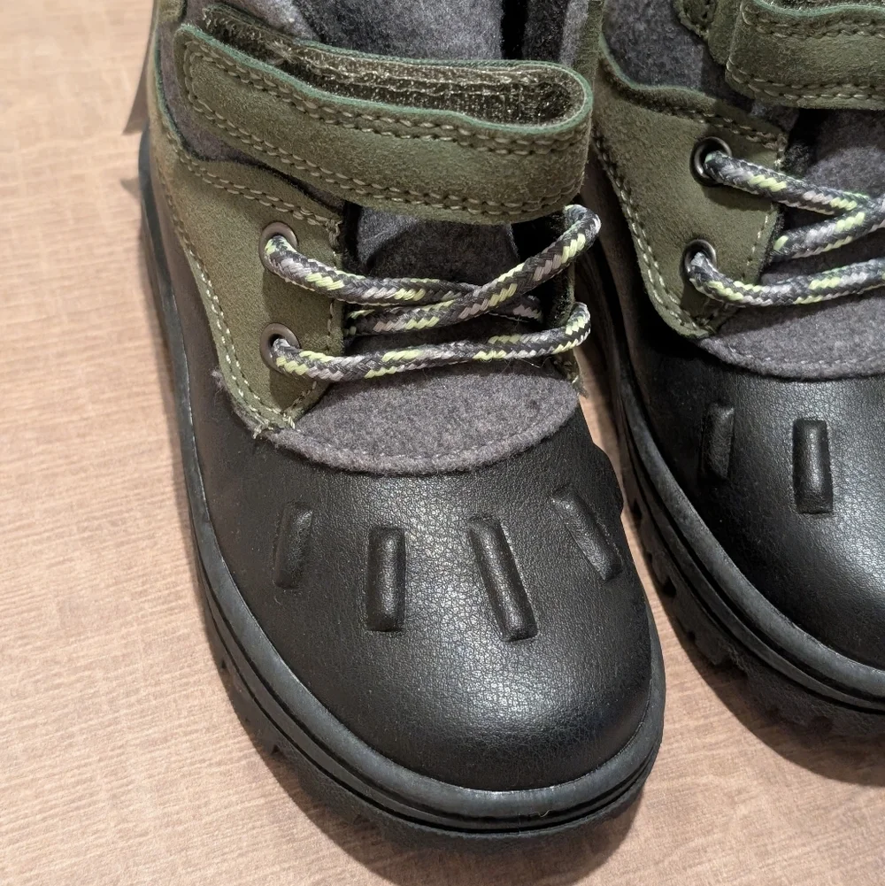 Carter’s Toddler Duck Boots Toddler Size 8 NO BOX